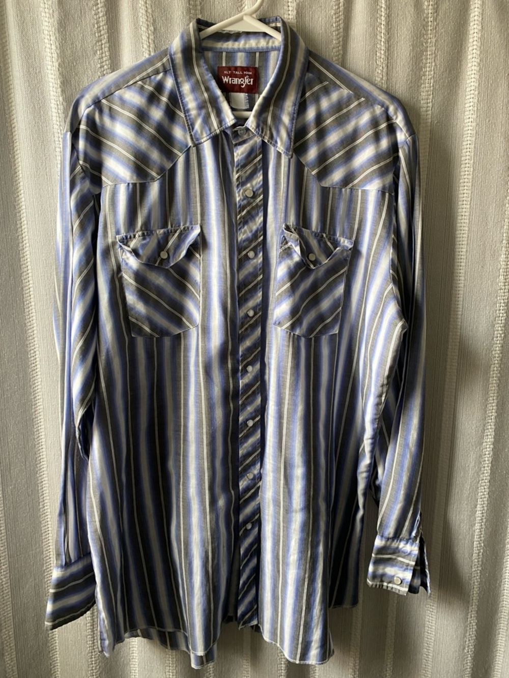 Vintage Wrangler Light Blue and White Striped Western Button-Down XLT